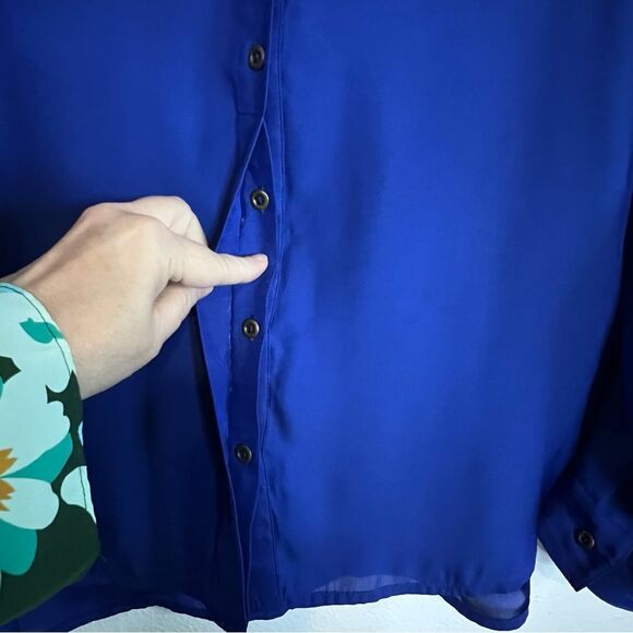 Chicos Top Silky Chic Size 1 (M 8)  Blue Roll-tab Sleeve Button Down Shirt - Picture 4 of 8